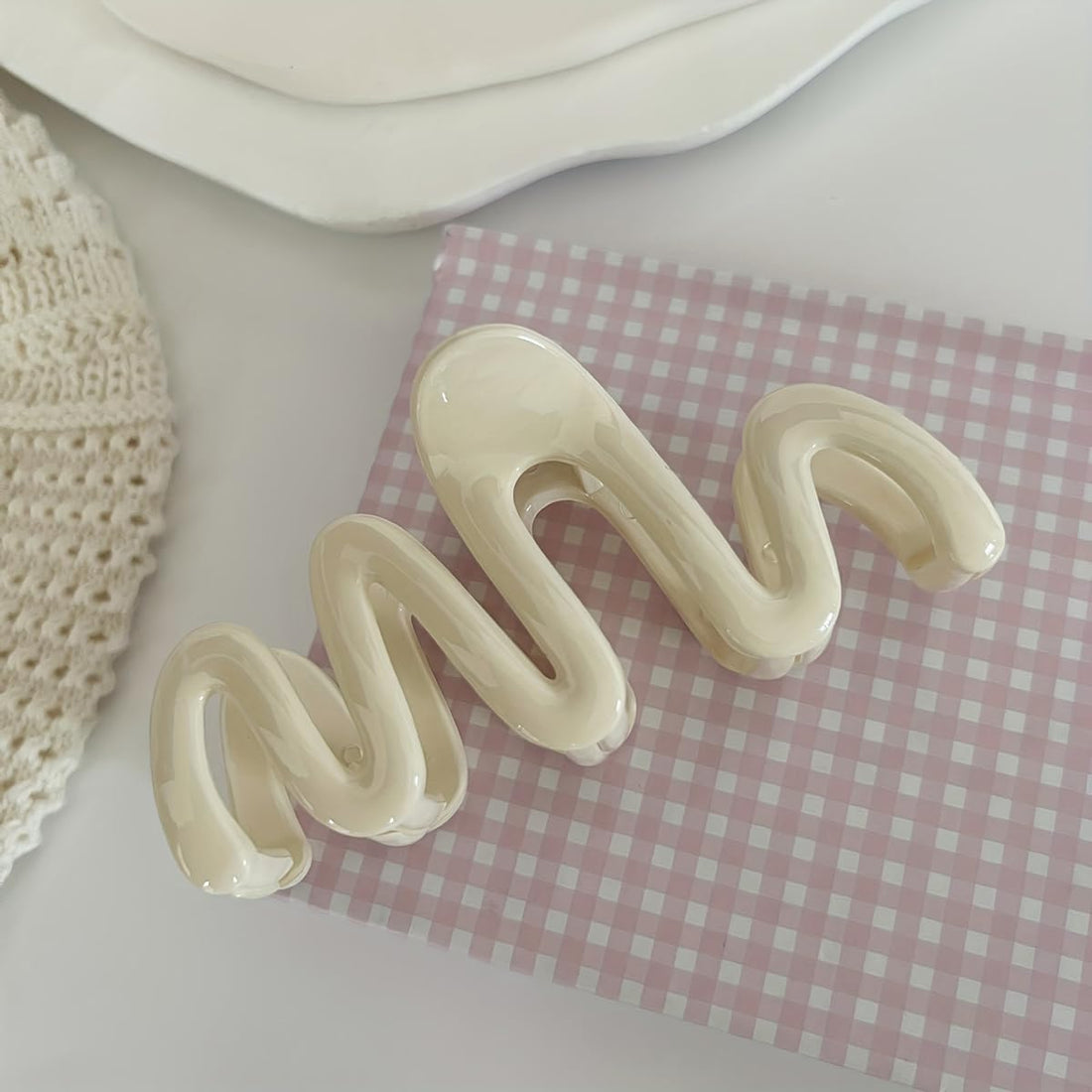 Product Description for White Hair Claws White plastic hair claws for women, fashionable and ...