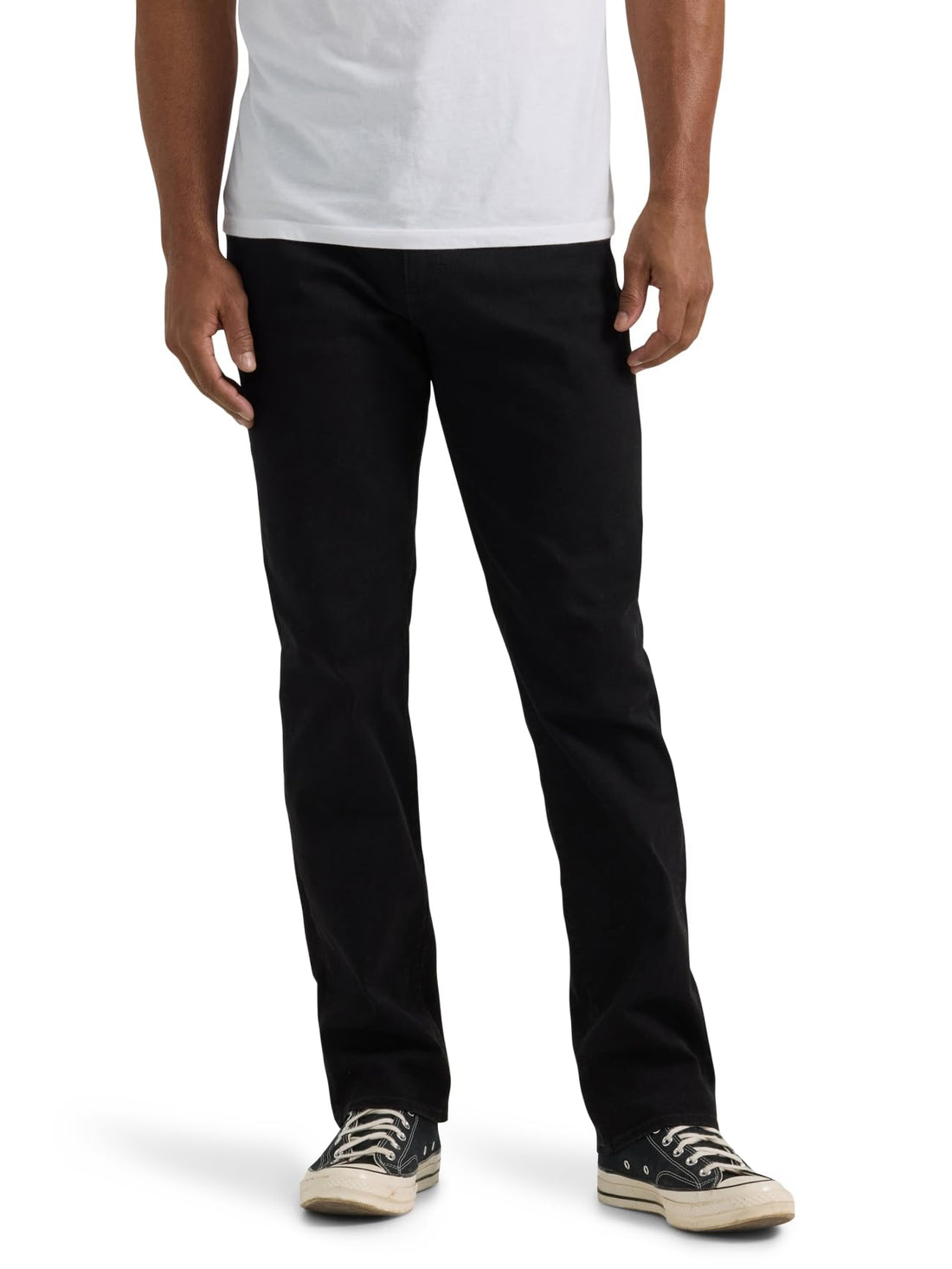 Relaxed fit, straight cut, and comfortable Lee men's extreme motion jeans.