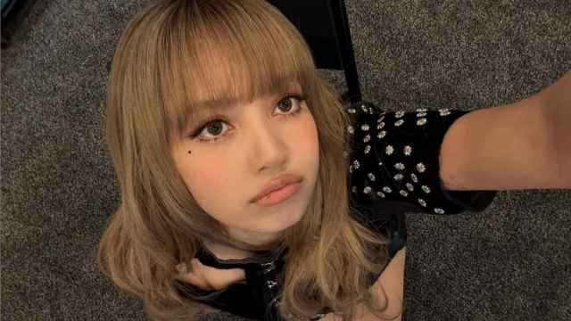 A Study In Sartorial Symmetry However, Since The Text Actually Talks About Lisa Of Blackpink, ...