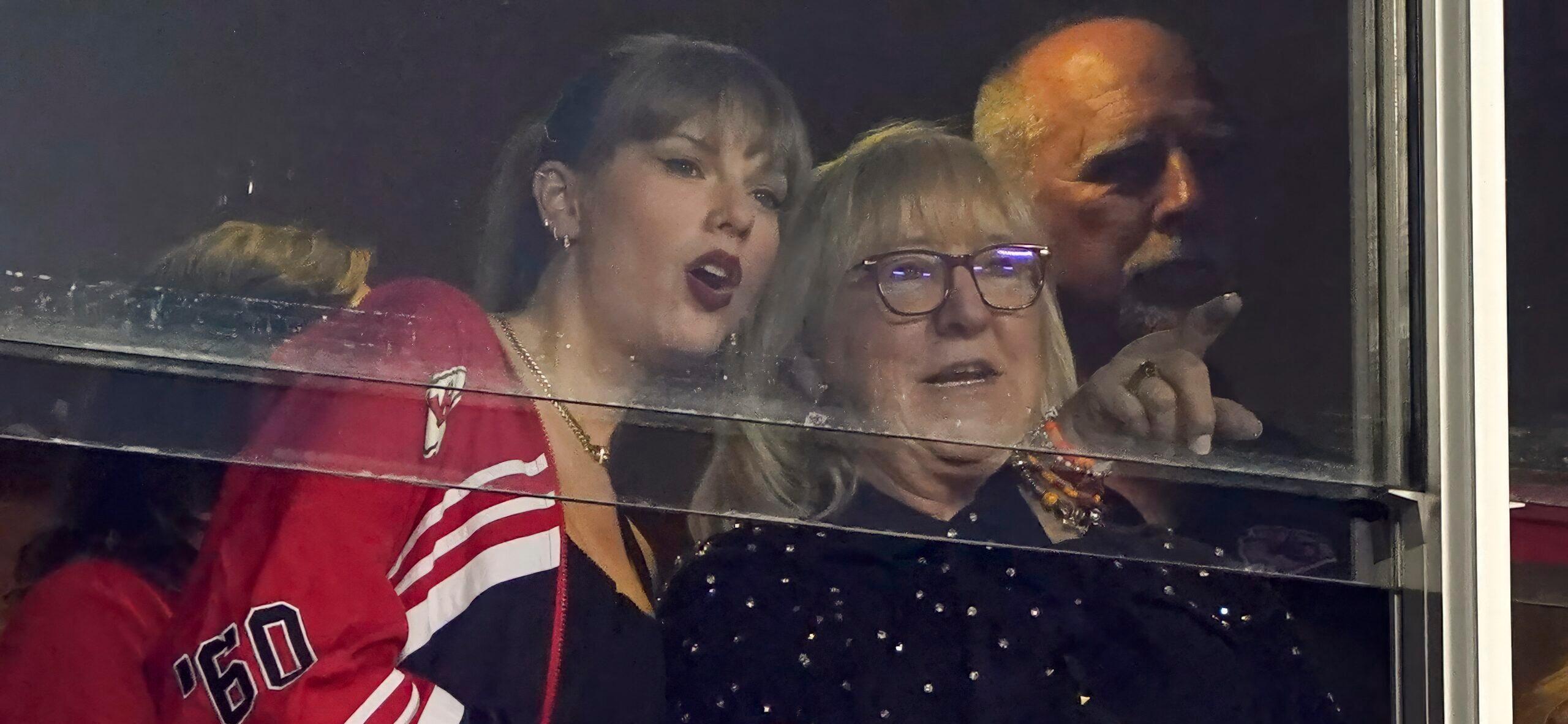 Taylor Swift's Striking Versace Game Day Look Earns Praise – Kiitn
